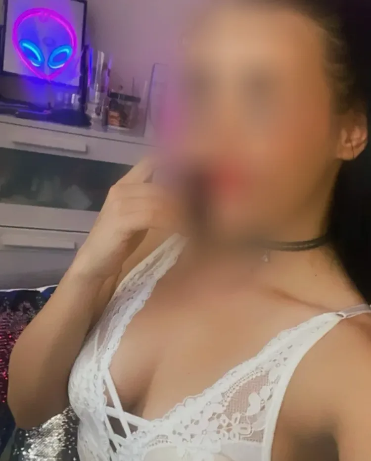 Büsra, 21