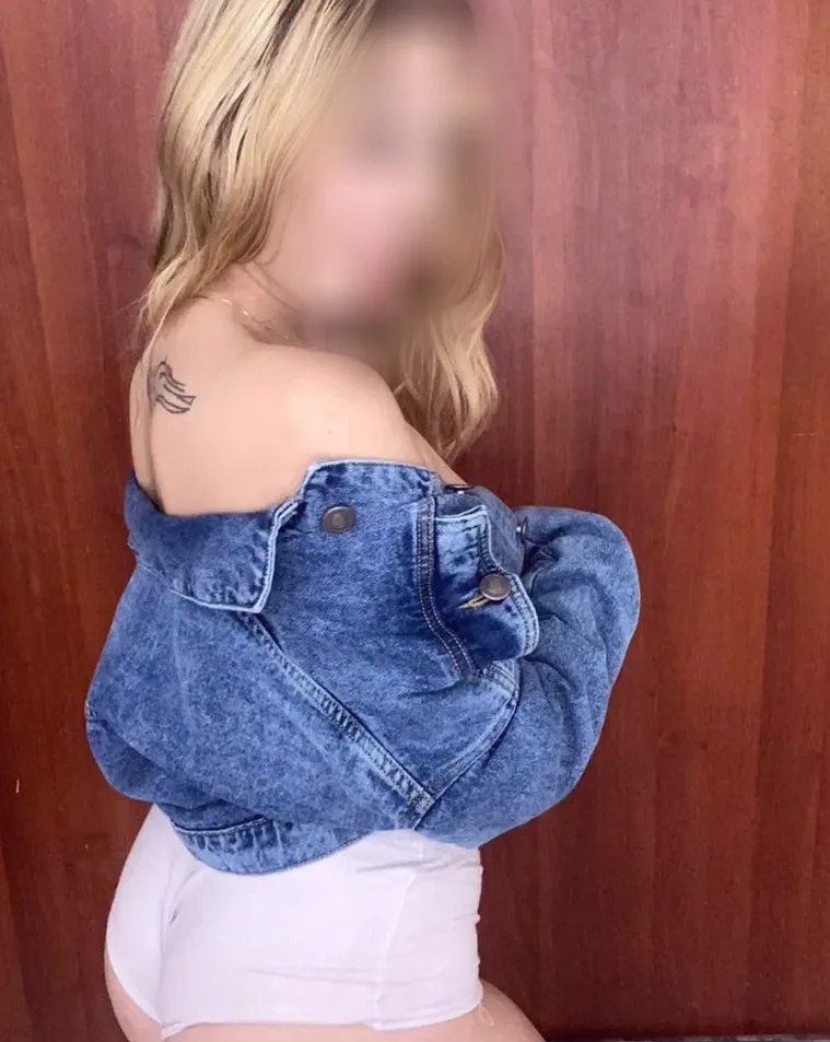Fiona, 21